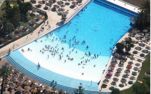 Relaxation and fun in the wave pool. © Parque Acuatico Mijas